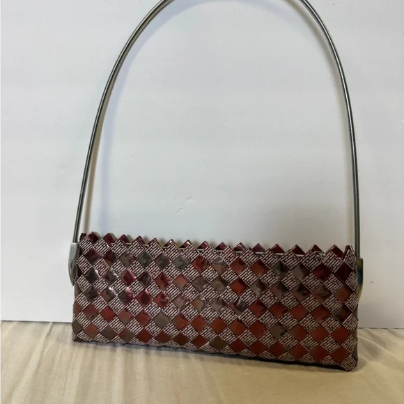 Elegant Candy Wrapper Woven Shoulder Bag - Silver and Red - Picture 2 of 3